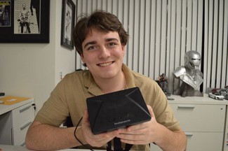 oculus-rift-palmer-luckey-development-kit-pilot-run1-featured