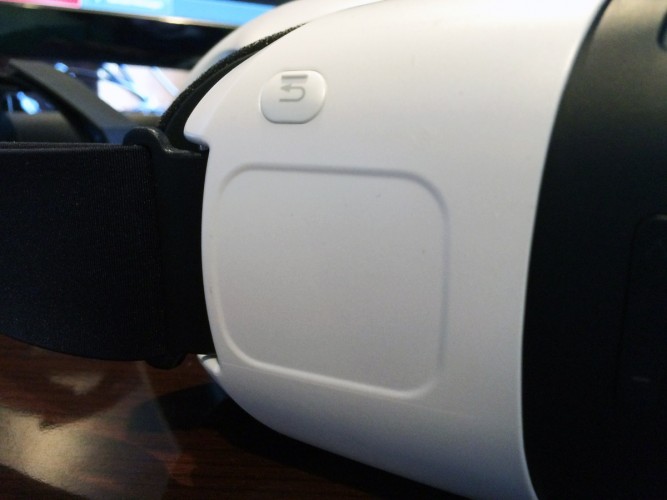 Samsung-Gear-VR-Innovator-Edition-(SM-R320NPWSXAR)-trackpad