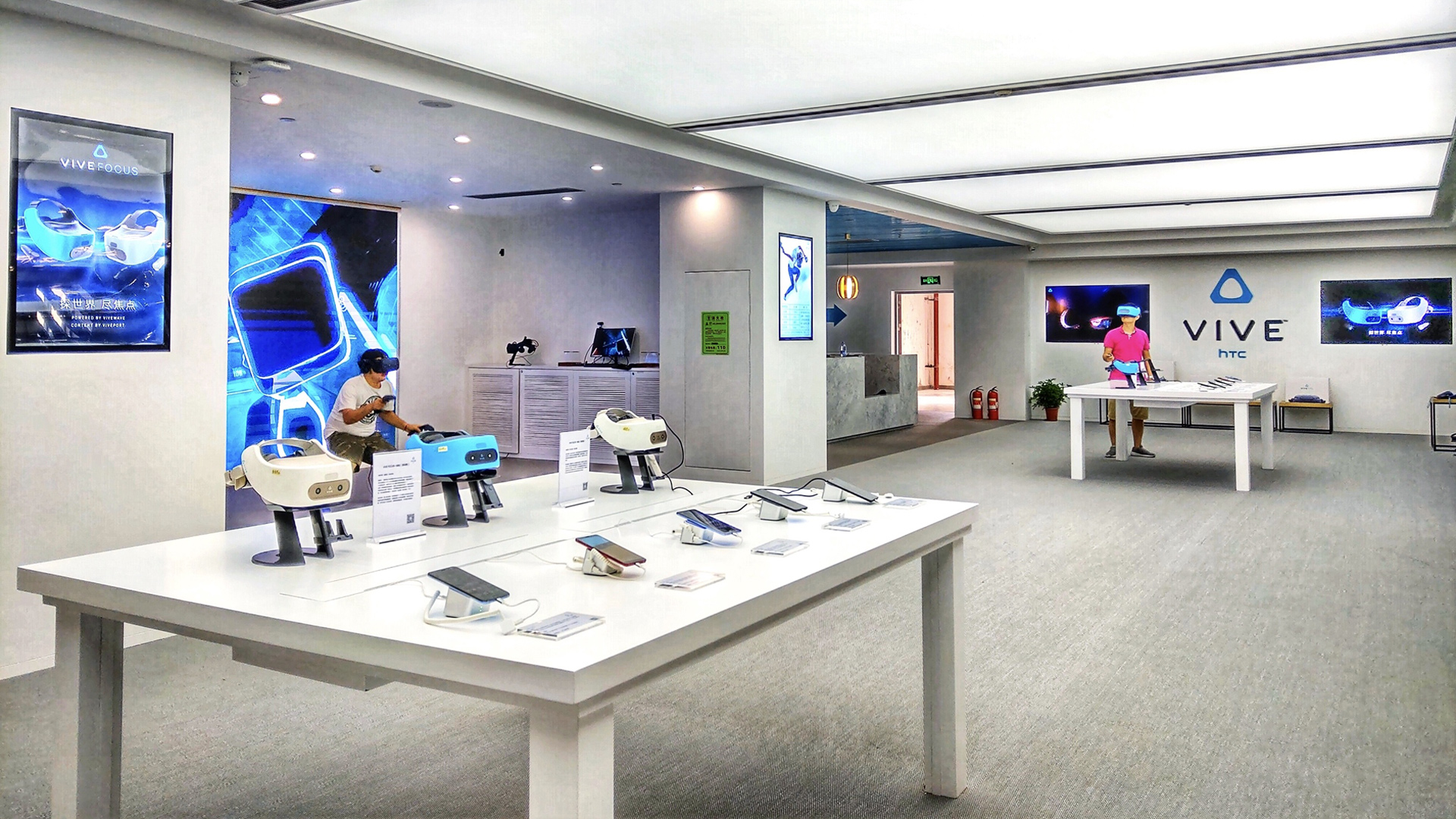 HTC Quietly Opens Flagship Vive Store – Road to VR